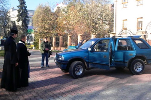 Митрополит Василій Семенюк подарував айдарівцям автомобіль